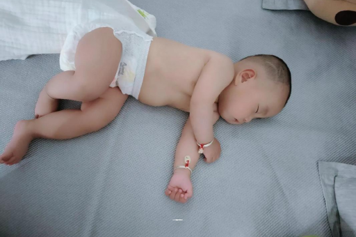 迪庆怀孕多久会显肚子